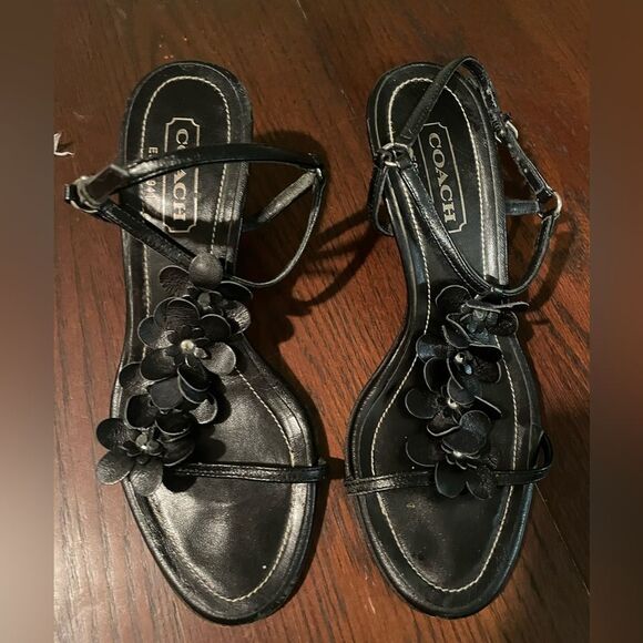 Classic Coach kitten heels with floral embellishments - Picture 1 of 2